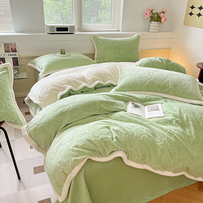 91家纺网 家纺一手货源 找家纺 琪格格纺织 2025新款全消光包边立体简约清新雕花绒四件套 雕花包边-雕花小熊 草绿