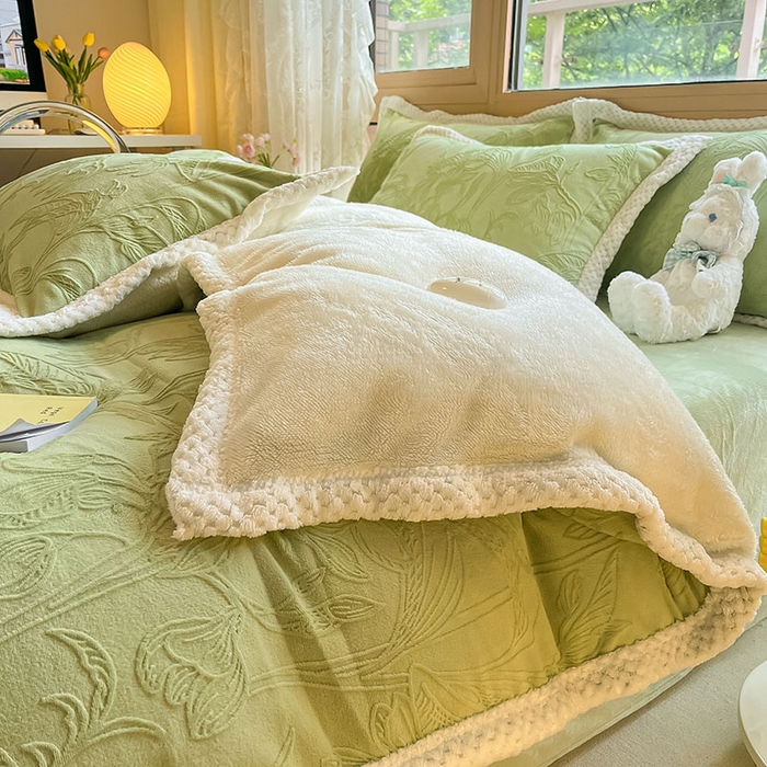 91家纺网 家纺一手货源 找家纺 琪格格纺织 2025新款全消光包边立体简约清新雕花绒四件套 雕花包边-枝枝叶叶 浅绿