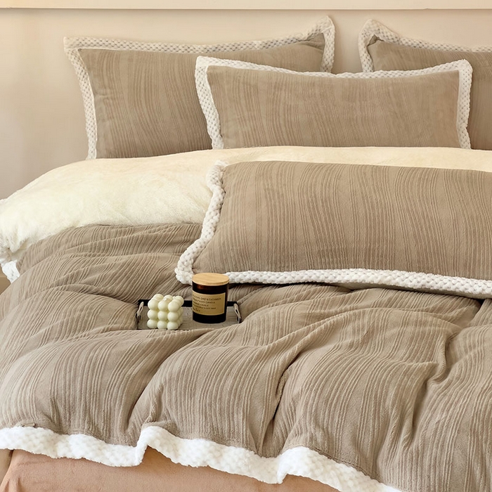 91家纺网 家纺一手货源 找家纺 琪格格纺织 2025新款全消光包边立体简约清新雕花绒四件套 包边绒 波浪条咖