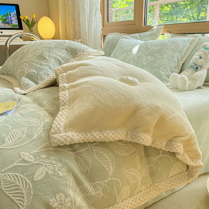 91家纺网 家纺一手货源 找家纺 琪格格纺织 2025新款全消光包边立体简约清新雕花绒四件套 雕花包边-迪亚妮 浅绿