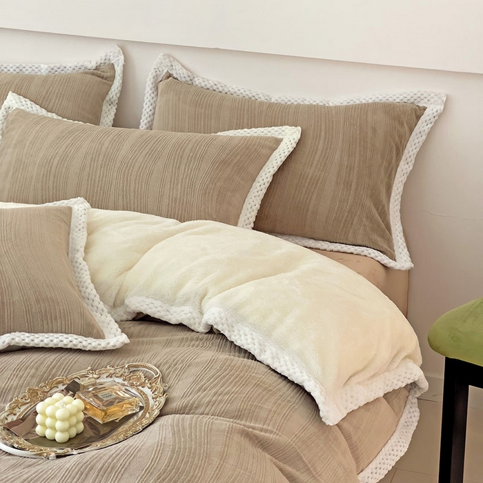 91家纺网 家纺一手货源 找家纺 琪格格纺织 2025新款全消光包边立体简约清新雕花绒四件套 包边绒 波浪条咖