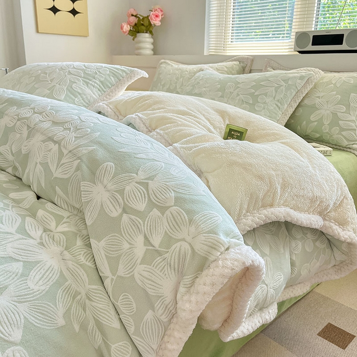 91家纺网 家纺一手货源 找家纺 琪格格纺织 2025新款全消光包边立体简约清新雕花绒四件套 雕花包边-爱在秋冬 浅绿