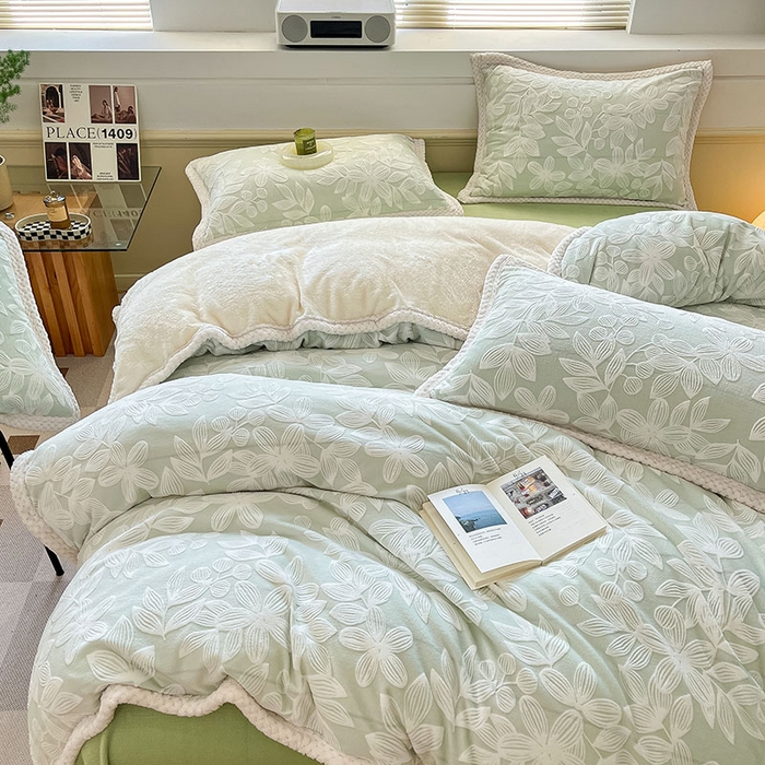 91家纺网 家纺一手货源 找家纺 琪格格纺织 2025新款全消光包边立体简约清新雕花绒四件套 雕花包边-爱在秋冬 浅绿