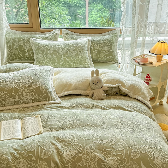 91家纺网 家纺一手货源 找家纺 琪格格纺织 2025新款全消光包边立体简约清新雕花绒四件套 雕花包边- 安妮花苑 绿