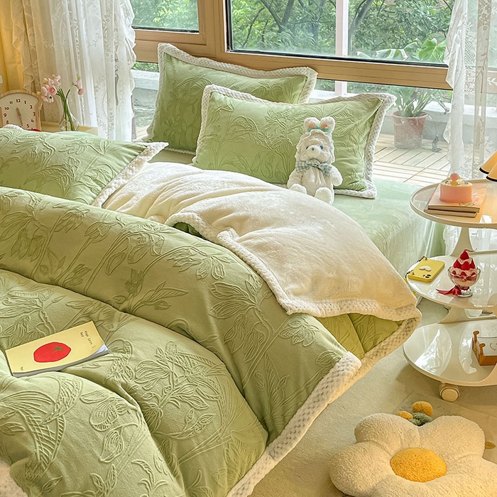 91家纺网 家纺一手货源 找家纺 琪格格纺织 2025新款全消光包边立体简约清新雕花绒四件套 雕花包边-枝枝叶叶 浅绿