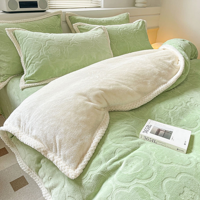 91家纺网 家纺一手货源 找家纺 琪格格纺织 2025新款全消光包边立体简约清新雕花绒四件套 雕花包边-雕花小熊 草绿