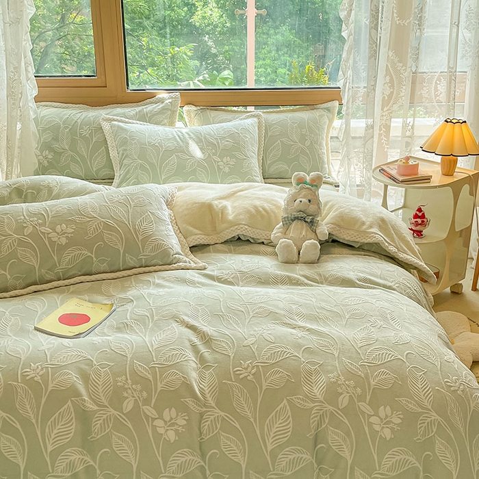 91家纺网 家纺一手货源 找家纺 琪格格纺织 2025新款全消光包边立体简约清新雕花绒四件套 雕花包边-迪亚妮 浅绿