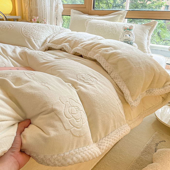 91家纺网 家纺一手货源 找家纺 琪格格纺织 2025新款全消光包边立体简约清新雕花绒四件套 雕花包边-浪漫人生 奶白