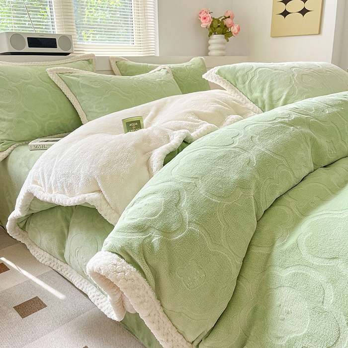 91家纺网 家纺一手货源 找家纺 琪格格纺织 2025新款全消光包边立体简约清新雕花绒四件套 雕花包边-雕花小熊 草绿