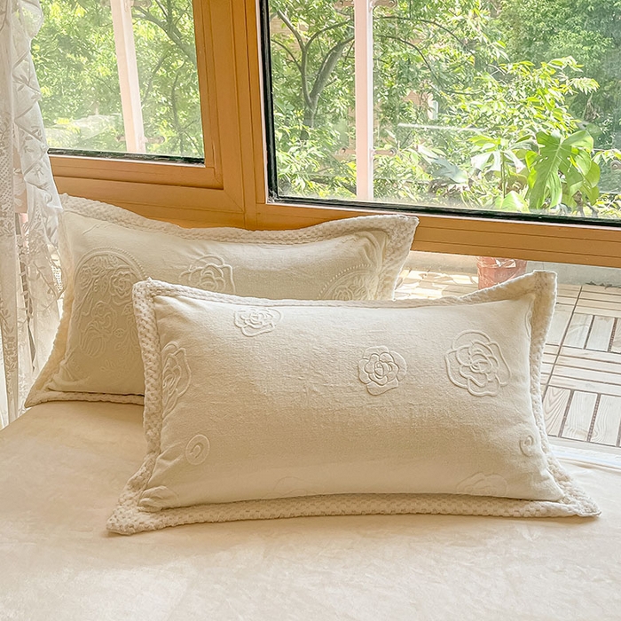 91家纺网 家纺一手货源 找家纺 琪格格纺织 2025新款全消光包边立体简约清新雕花绒四件套 雕花包边-浪漫人生 奶白