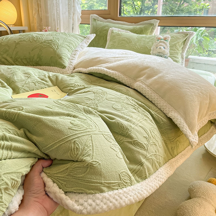 91家纺网 家纺一手货源 找家纺 琪格格纺织 2025新款全消光包边立体简约清新雕花绒四件套 雕花包边-枝枝叶叶 浅绿