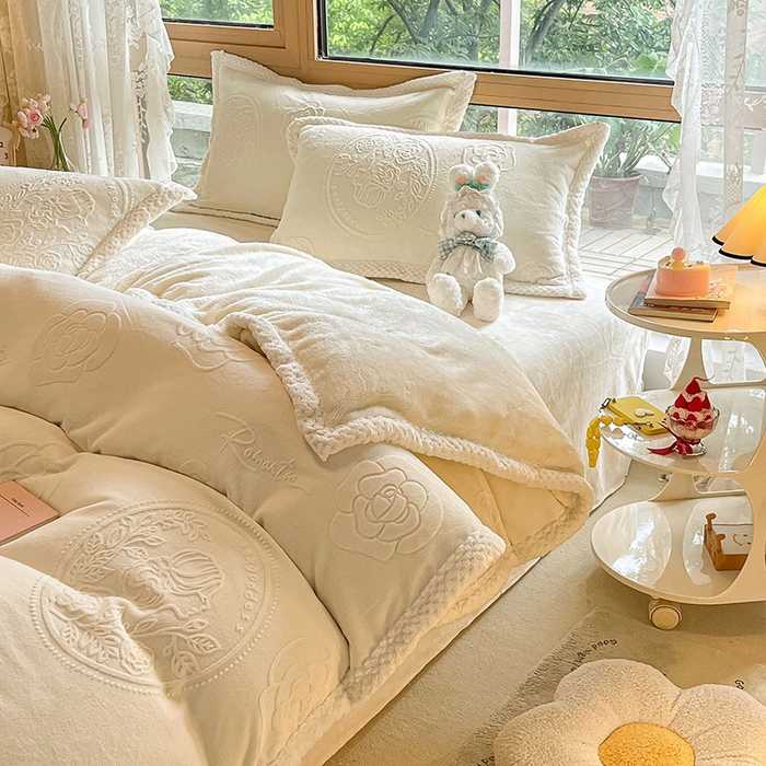 91家纺网 家纺一手货源 找家纺 琪格格纺织 2025新款全消光包边立体简约清新雕花绒四件套 雕花包边-浪漫人生 奶白