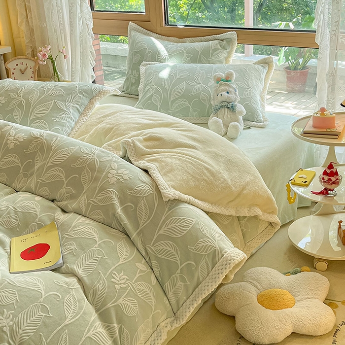 91家纺网 家纺一手货源 找家纺 琪格格纺织 2025新款全消光包边立体简约清新雕花绒四件套 雕花包边-迪亚妮 浅绿