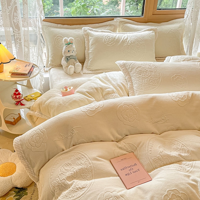 91家纺网 家纺一手货源 找家纺 琪格格纺织 2025新款全消光包边立体简约清新雕花绒四件套 雕花包边-浪漫人生 奶白