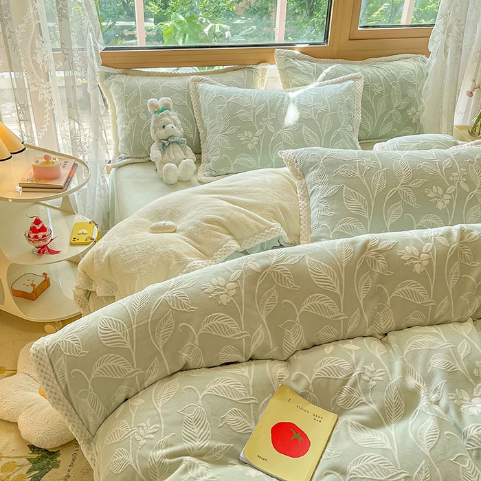 91家纺网 家纺一手货源 找家纺 琪格格纺织 2025新款全消光包边立体简约清新雕花绒四件套 雕花包边-迪亚妮 浅绿