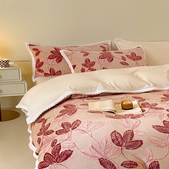 91家纺网 家纺一手货源 找家纺 琪格格纺织 2025新款全消光包边立体简约清新雕花绒四件套 雕花包边绒-秋色宜人酒红