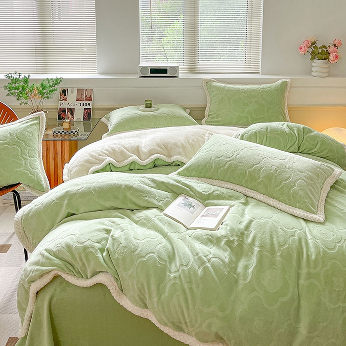 91家纺网 家纺一手货源 找家纺 琪格格纺织 2025新款全消光包边立体简约清新雕花绒四件套 雕花包边-雕花小熊 草绿