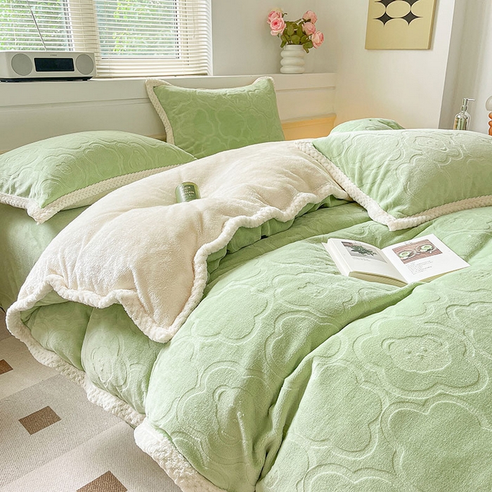 91家纺网 家纺一手货源 找家纺 琪格格纺织 2025新款全消光包边立体简约清新雕花绒四件套 雕花包边-雕花小熊 草绿