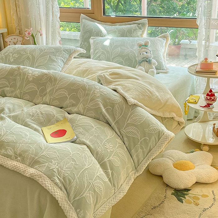 91家纺网 家纺一手货源 找家纺 琪格格纺织 2025新款全消光包边立体简约清新雕花绒四件套 雕花包边-迪亚妮 浅绿