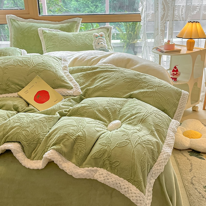 91家纺网 家纺一手货源 找家纺 琪格格纺织 2025新款全消光包边立体简约清新雕花绒四件套 雕花包边-枝枝叶叶 浅绿