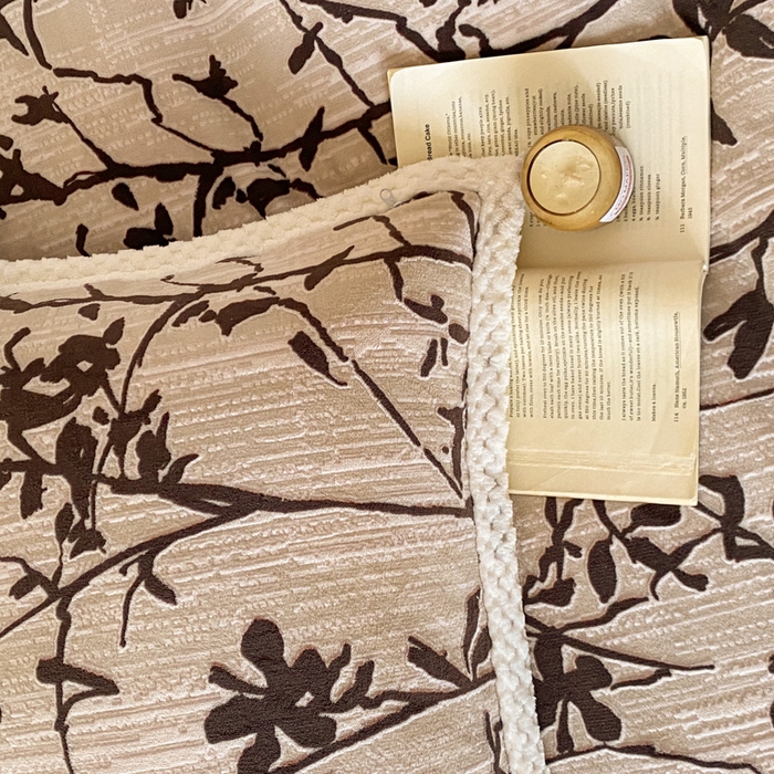 91家纺网 家纺一手货源 找家纺 琪格格纺织 2025新款全消光包边立体简约清新雕花绒四件套 雕花包边绒-踪叶-米咖