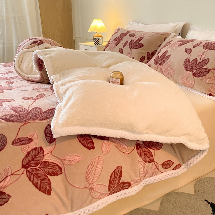 91家纺网 家纺一手货源 找家纺 琪格格纺织 2025新款全消光包边立体简约清新雕花绒四件套 雕花包边绒-秋色宜人酒红