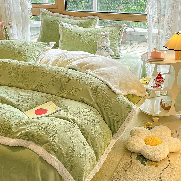 91家纺网 家纺一手货源 找家纺 琪格格纺织 2025新款全消光包边立体简约清新雕花绒四件套 雕花包边-枝枝叶叶 浅绿