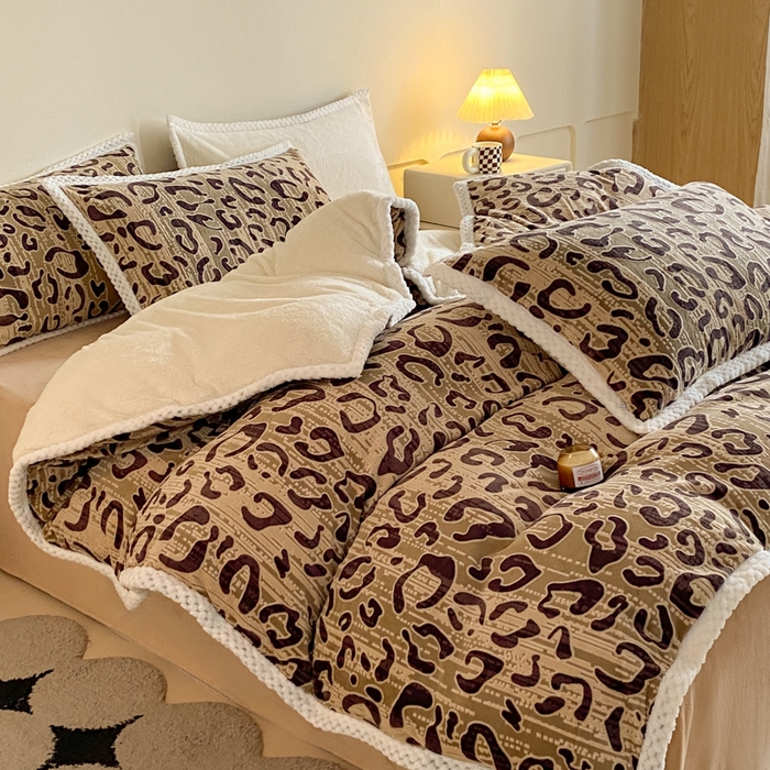 91家纺网 家纺一手货源 找家纺 琪格格纺织 2025新款全消光包边立体简约清新雕花绒四件套 雕花包边绒-维密咖