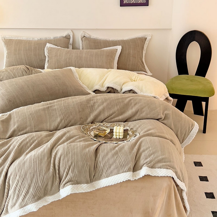 91家纺网 家纺一手货源 找家纺 琪格格纺织 2025新款全消光包边立体简约清新雕花绒四件套 包边绒 波浪条咖