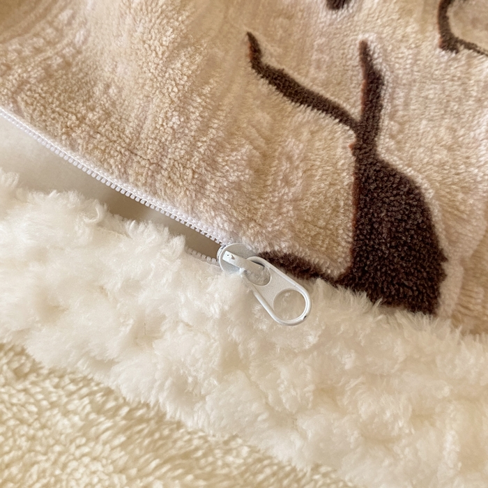 91家纺网 家纺一手货源 找家纺 琪格格纺织 2025新款全消光包边立体简约清新雕花绒四件套 雕花包边绒-踪叶-米咖