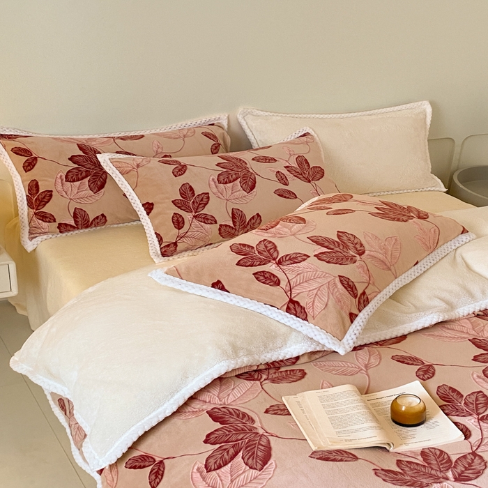 91家纺网 家纺一手货源 找家纺 琪格格纺织 2025新款全消光包边立体简约清新雕花绒四件套 雕花包边绒-秋色宜人酒红