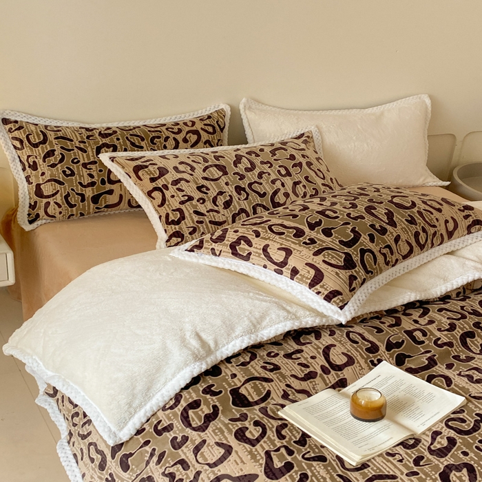 91家纺网 家纺一手货源 找家纺 琪格格纺织 2025新款全消光包边立体简约清新雕花绒四件套 雕花包边绒-维密咖