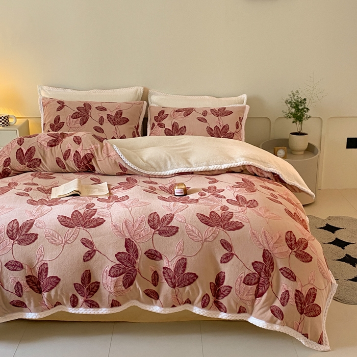 91家纺网 家纺一手货源 找家纺 琪格格纺织 2025新款全消光包边立体简约清新雕花绒四件套 雕花包边绒-秋色宜人酒红