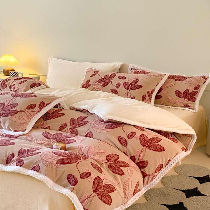 91家纺网 家纺一手货源 找家纺 琪格格纺织 2025新款全消光包边立体简约清新雕花绒四件套 雕花包边绒-秋色宜人酒红