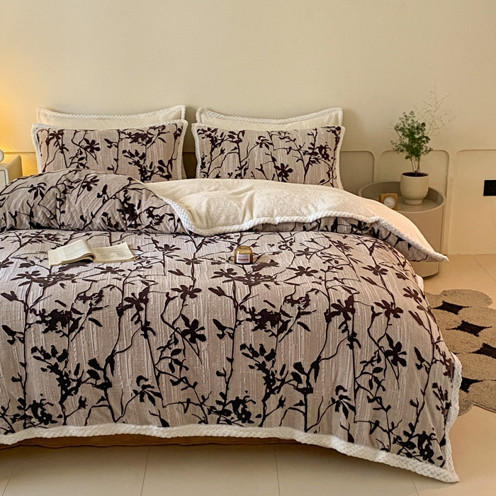 91家纺网 家纺一手货源 找家纺 琪格格纺织 2025新款全消光包边立体简约清新雕花绒四件套 雕花包边绒-踪叶-米咖