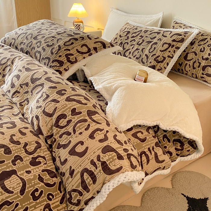 91家纺网 家纺一手货源 找家纺 琪格格纺织 2025新款全消光包边立体简约清新雕花绒四件套 雕花包边绒-维密咖