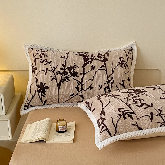 91家纺网 家纺一手货源 找家纺 琪格格纺织 2025新款全消光包边立体简约清新雕花绒四件套 雕花包边绒-踪叶-米咖