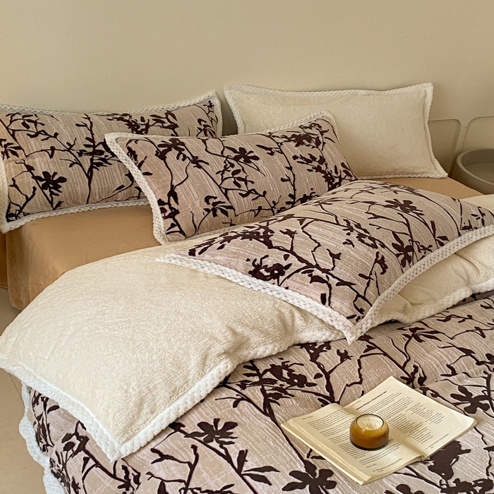 91家纺网 家纺一手货源 找家纺 琪格格纺织 2025新款全消光包边立体简约清新雕花绒四件套 雕花包边绒-踪叶-米咖