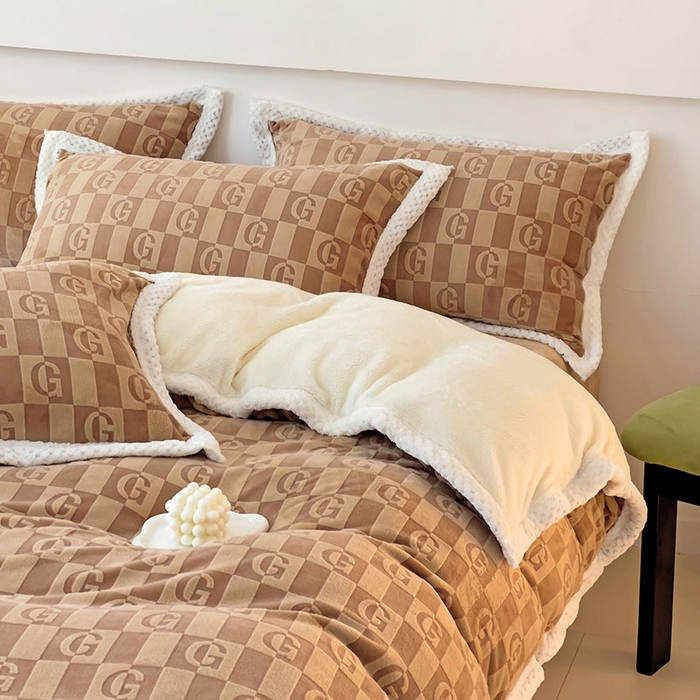 91家纺网 家纺一手货源 找家纺 （总）琪格格纺织 2025新款全消光包边立体简约清新雕花绒四件套