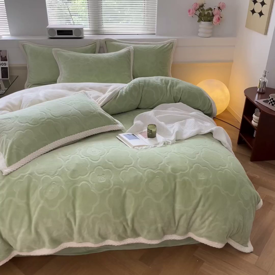 91家纺网 家纺一手货源 找家纺 琪格格纺织 2025新款全消光包边立体简约清新雕花绒四件套 雕花包边-雕花小熊 草绿