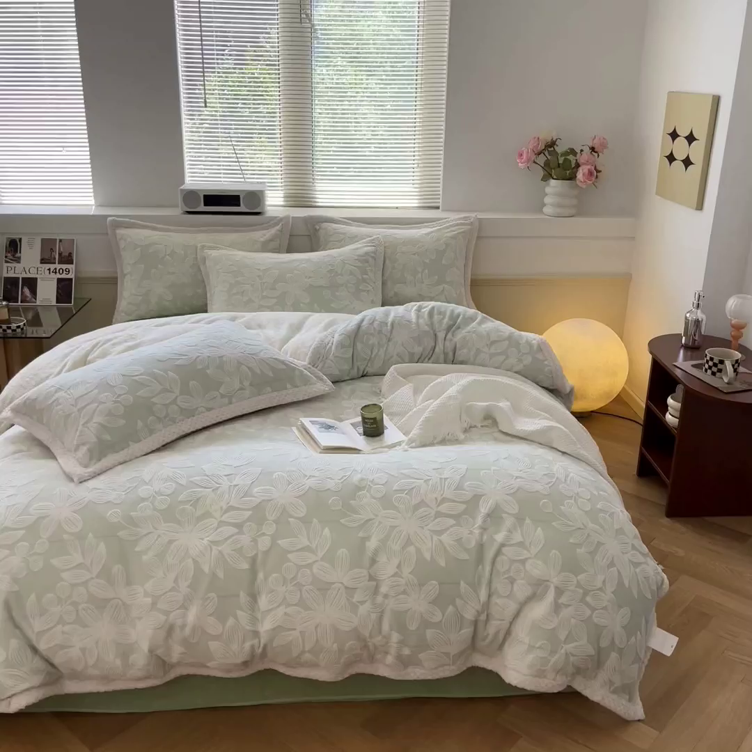 91家纺网 家纺一手货源 找家纺 琪格格纺织 2025新款全消光包边立体简约清新雕花绒四件套 雕花包边-爱在秋冬 浅绿