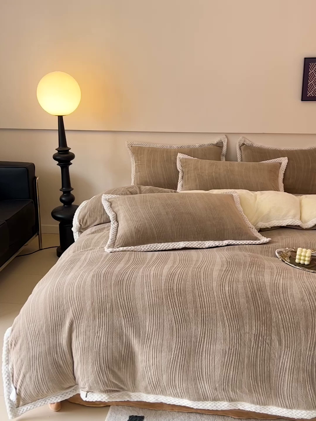 91家纺网 家纺一手货源 找家纺 琪格格纺织 2025新款全消光包边立体简约清新雕花绒四件套 包边绒 波浪条咖