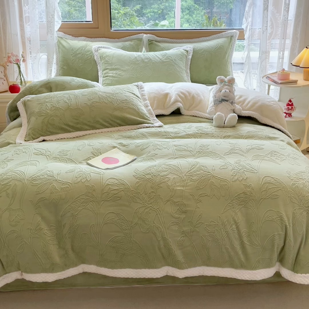 91家纺网 家纺一手货源 找家纺 琪格格纺织 2025新款全消光包边立体简约清新雕花绒四件套 雕花包边-枝枝叶叶 浅绿
