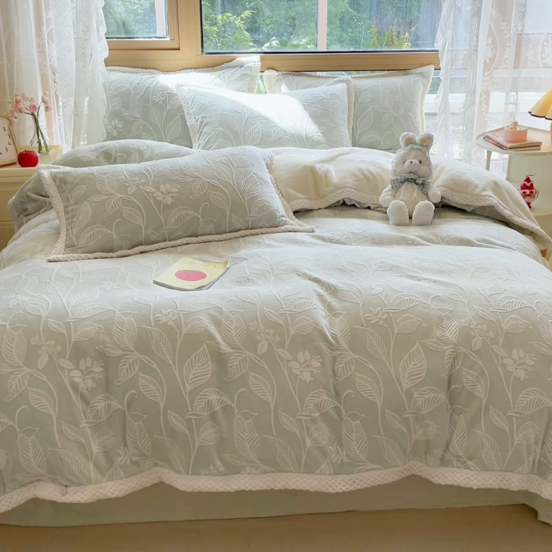 91家纺网 家纺一手货源 找家纺 琪格格纺织 2025新款全消光包边立体简约清新雕花绒四件套 雕花包边-迪亚妮 浅绿