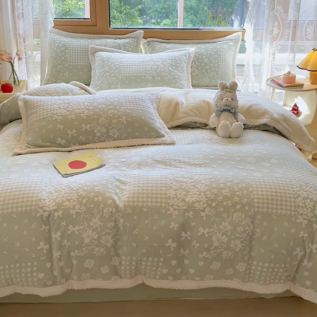 91家纺网 家纺一手货源 找家纺 琪格格纺织 2025新款全消光包边立体简约清新雕花绒四件套 雕花包边-阿芙朵 绿