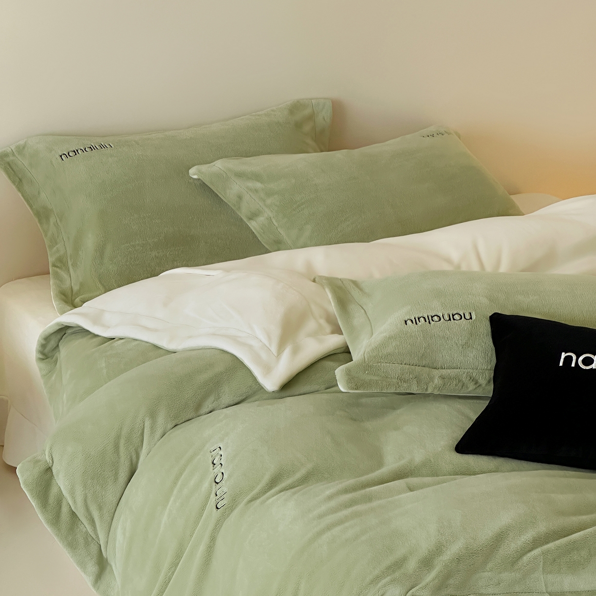 91家纺网 家纺一手货源 找家纺 JUICY 橘滋家纺 2025新款高奢软糯质感极简慕斯牛奶绒四件套-布拉格冬日 布拉格冬日-瓷秘绿米