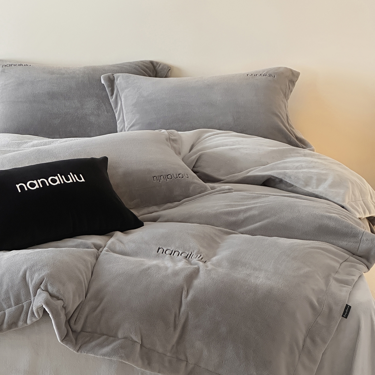 91家纺网 家纺一手货源 找家纺 （总）JUICY 橘滋家纺 2025新款高奢软糯质感极简慕斯牛奶绒四件套-布拉格冬日