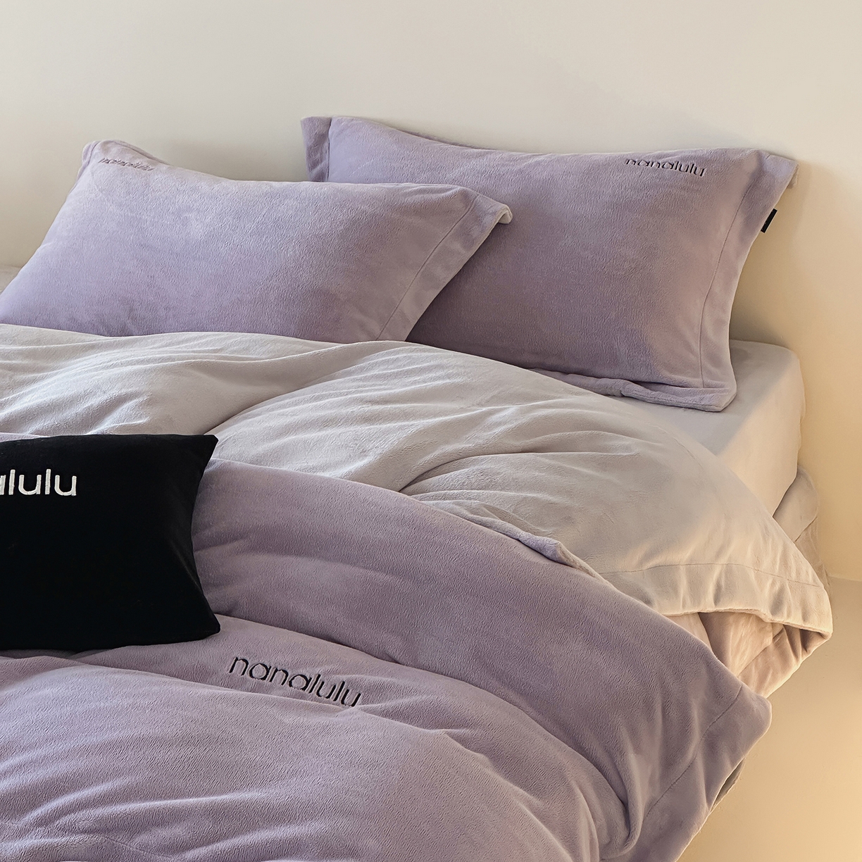 91家纺网 家纺一手货源 找家纺 JUICY 橘滋家纺 2025新款高奢软糯质感极简慕斯牛奶绒四件套-布拉格冬日 布拉格冬日-洛桑紫