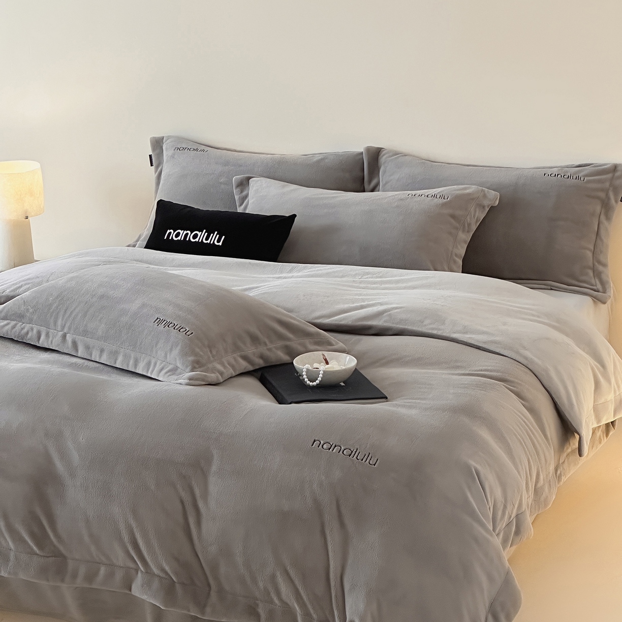 91家纺网 家纺一手货源 找家纺 （总）JUICY 橘滋家纺 2025新款高奢软糯质感极简慕斯牛奶绒四件套-布拉格冬日