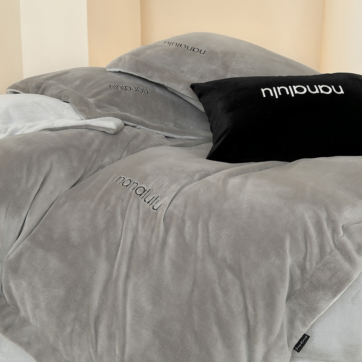 91家纺网 家纺一手货源 找家纺 （总）JUICY 橘滋家纺 2025新款高奢软糯质感极简慕斯牛奶绒四件套-布拉格冬日